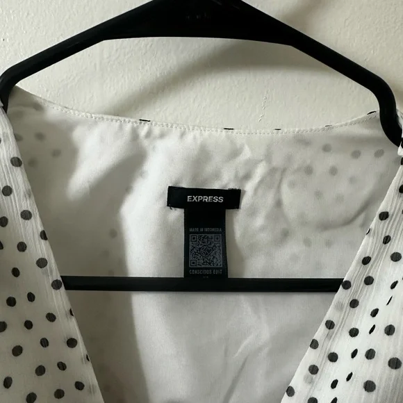 Express Conscious Edit Polka Dot Ruched
V-Neck Top - Size xs - Picture 2 of 7